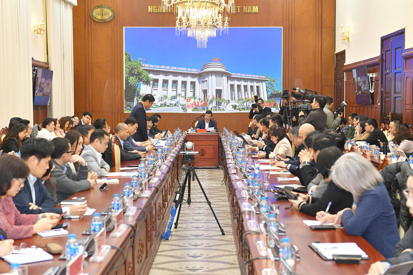 Toàn cảnh cuộc họp với các ngân hàng thương mại chiều 25/2. Toàn cảnh cuộc họp với các ngân hàng thương mại chiều 25/2.