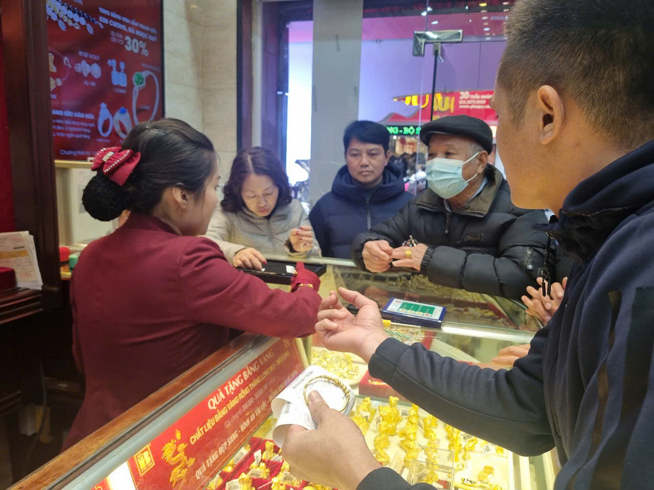 Bất chấp giá vàng tăng cao, người dân mua vàng trước ngày vía Thần tài.