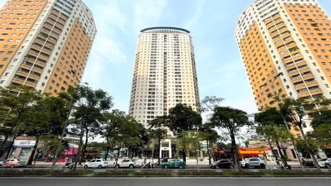 Ngân hàng rao bán 1 căn hộ chung cư tại Trung Hoà (Cầu Giấy, Hà Nội) để thu hồi nợ xấu. Ngân hàng rao bán 1 căn hộ chung cư tại Trung Hoà (Cầu Giấy, Hà Nội) để thu hồi nợ xấu.