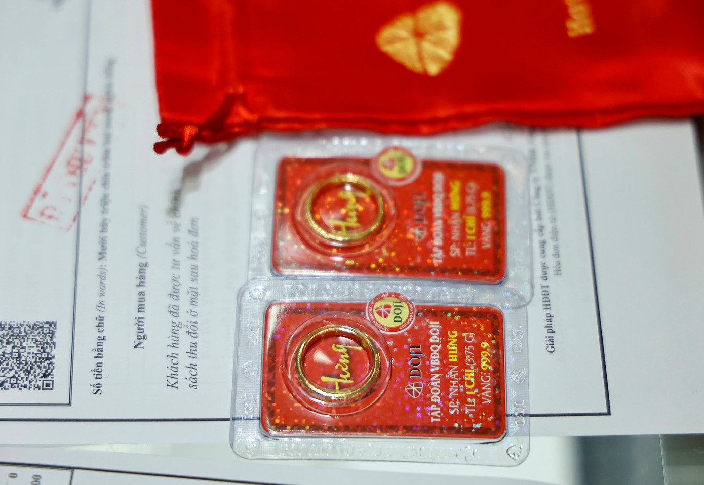 Giá vàng nhẫn cao hơn vàng miếng SJC. Giá vàng nhẫn cao hơn vàng miếng SJC.