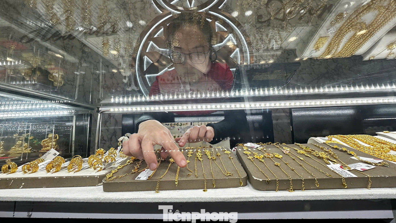 Mức tăng giá mua vào cao hơn giá bán ra tại các "nhà vàng" (ảnh: Như Ý).