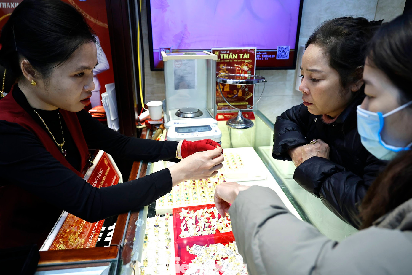 Giá vàng loạn nhịp trong ngày 19/2.