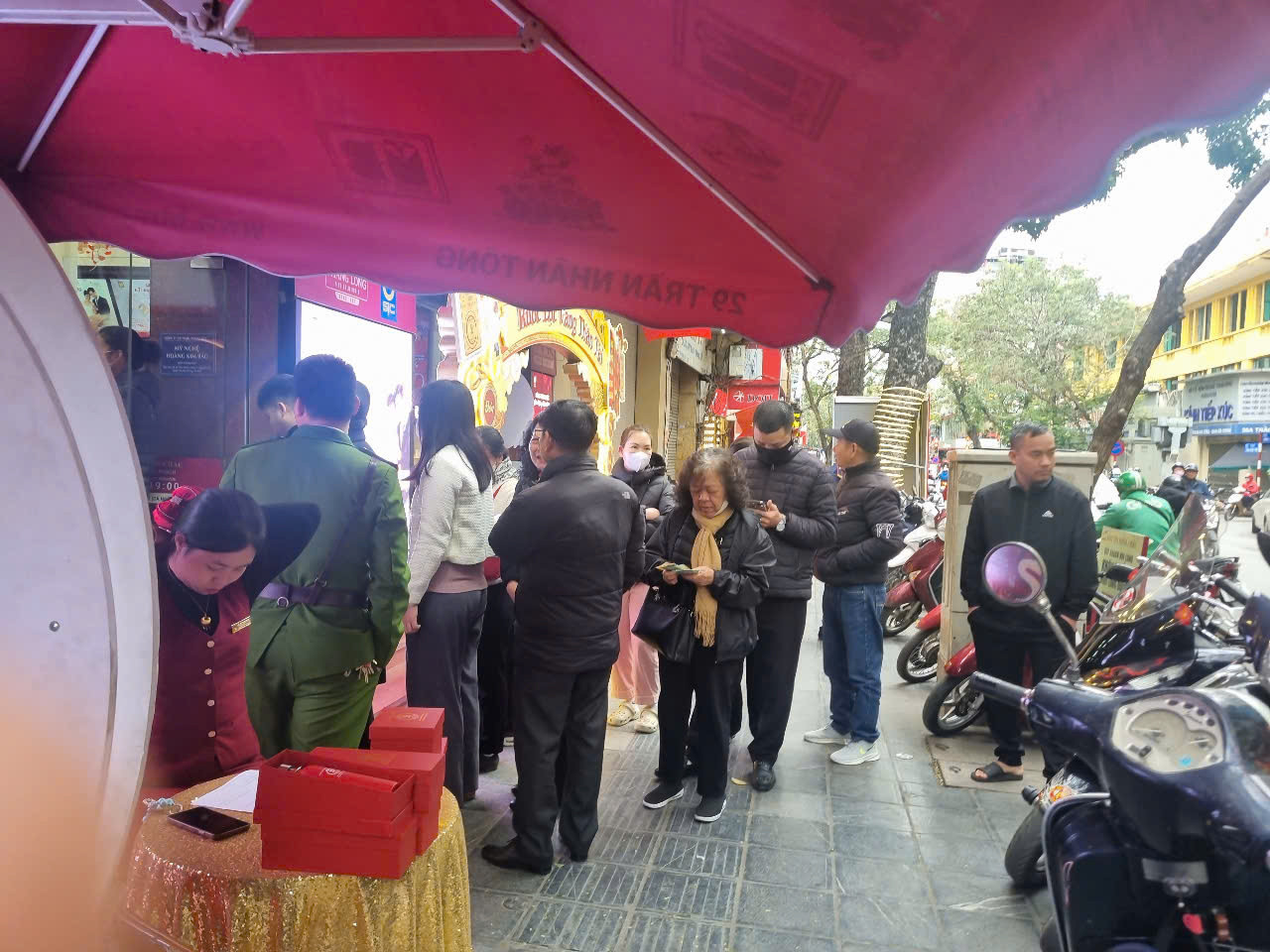 Người dân xếp hàng tràn ra vỉa hè tại cửa hàng vàng trên phố Trần Nhân Tông - Hà Nội (ảnh: N.M). Người dân xếp hàng tràn ra vỉa hè tại cửa hàng vàng trên phố Trần Nhân Tông - Hà Nội (ảnh: N.M).