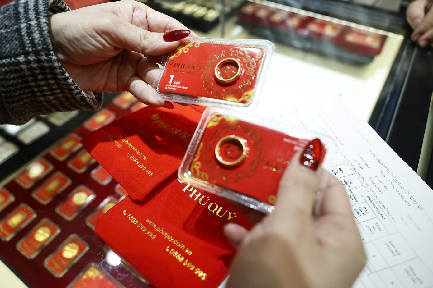 Giá vàng thu hẹp khoảng cách chênh lệch mua vào - bán ra (ảnh: Như Ý). Giá vàng thu hẹp khoảng cách chênh lệch mua vào - bán ra (ảnh: Như Ý).