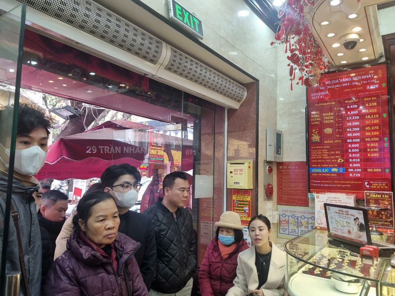 Nhiều khách ngỡ ngàng vì giá vàng nhẫn liên tục lập đỉnh lên hơn 90 triệu đồng/lượng (ảnh: N.M). Nhiều khách ngỡ ngàng vì giá vàng nhẫn liên tục lập đỉnh lên hơn 90 triệu đồng/lượng (ảnh: N.M).