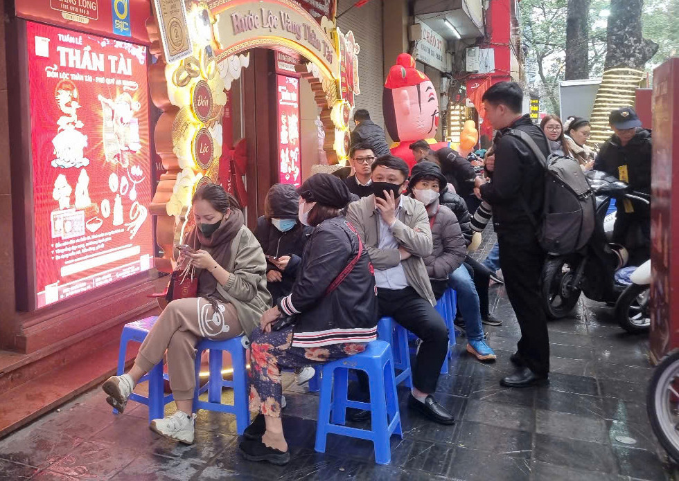 Người dân ngồi chờ vào giao dịch vàng ngày 6/2 (ảnh: N.M).