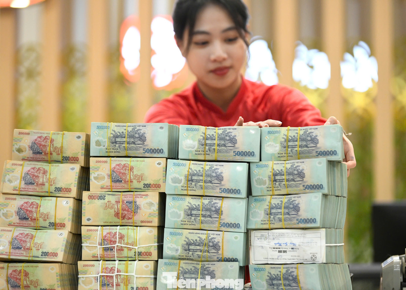 Với đề xuất đánh thuế tiền gửi tiết kiệm phải được nghiên cứu kỹ (ảnh: Như Ý).