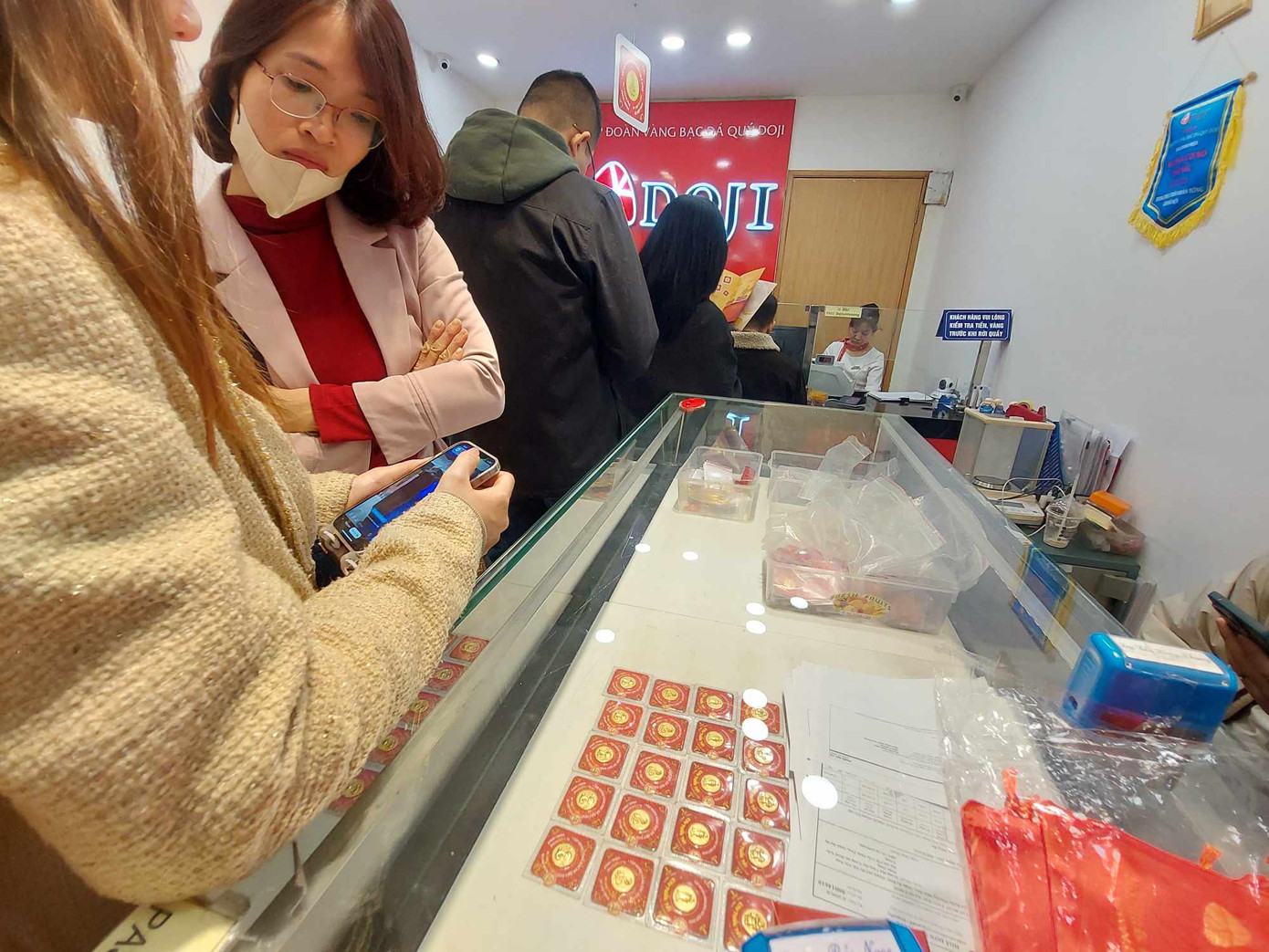 Người dân xếp hàng bên trong cửa hàng vàng chờ chốt lời ngày 5/2 (ảnh: N.M). Người dân xếp hàng bên trong cửa hàng vàng chờ chốt lời ngày 5/2 (ảnh: N.M).