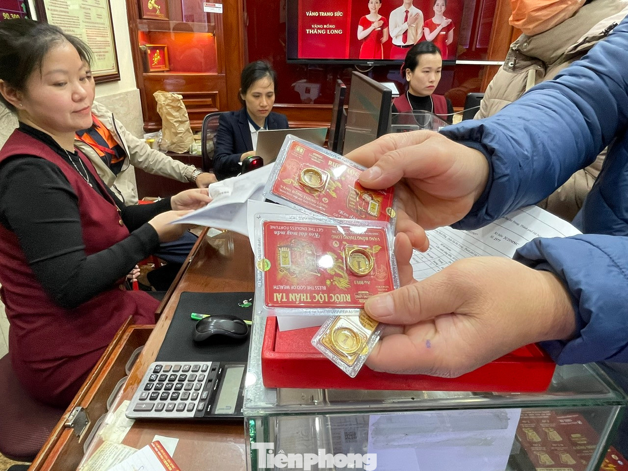 Khách hàng mua 3 chỉ ngày vía Thần tài (ảnh: N.M). Khách hàng mua 3 chỉ ngày vía Thần tài (ảnh: N.M).