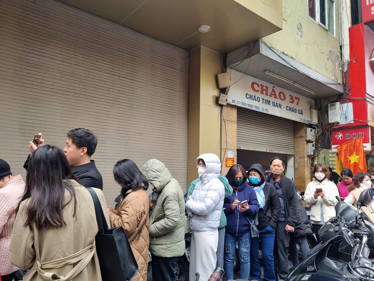 Càng về trưa, khách xếp hàng càng đông kéo dài gần hết một đoạn đường (ảnh: N.M). Càng về trưa, khách xếp hàng càng đông kéo dài gần hết một đoạn đường (ảnh: N.M).