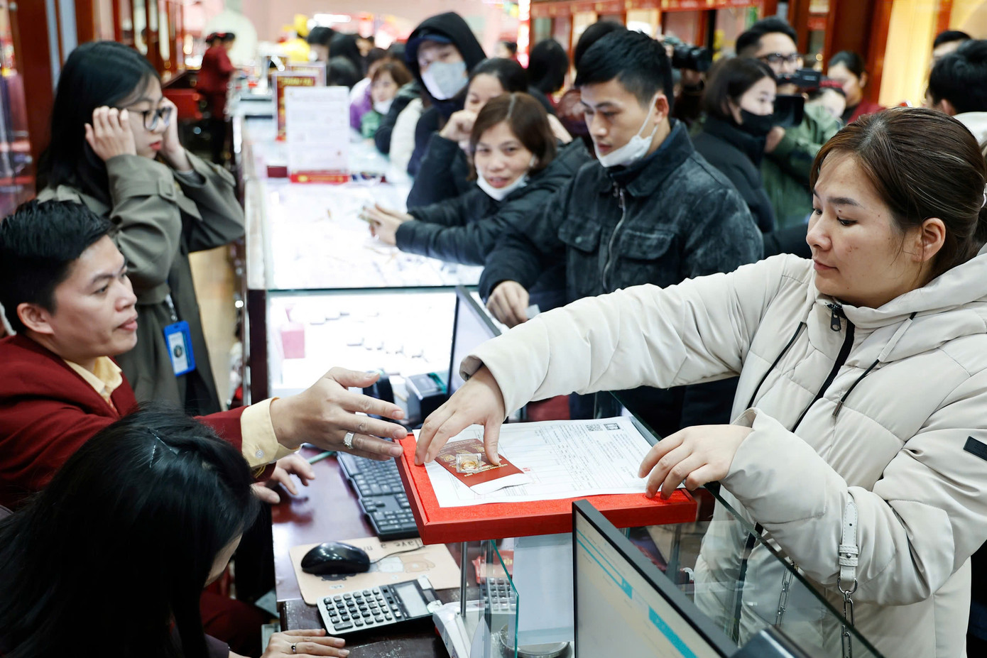 Người dân mua vàng ngày vía Thần tài đông nhưng mua số lượng ít (ảnh: Như Ý).