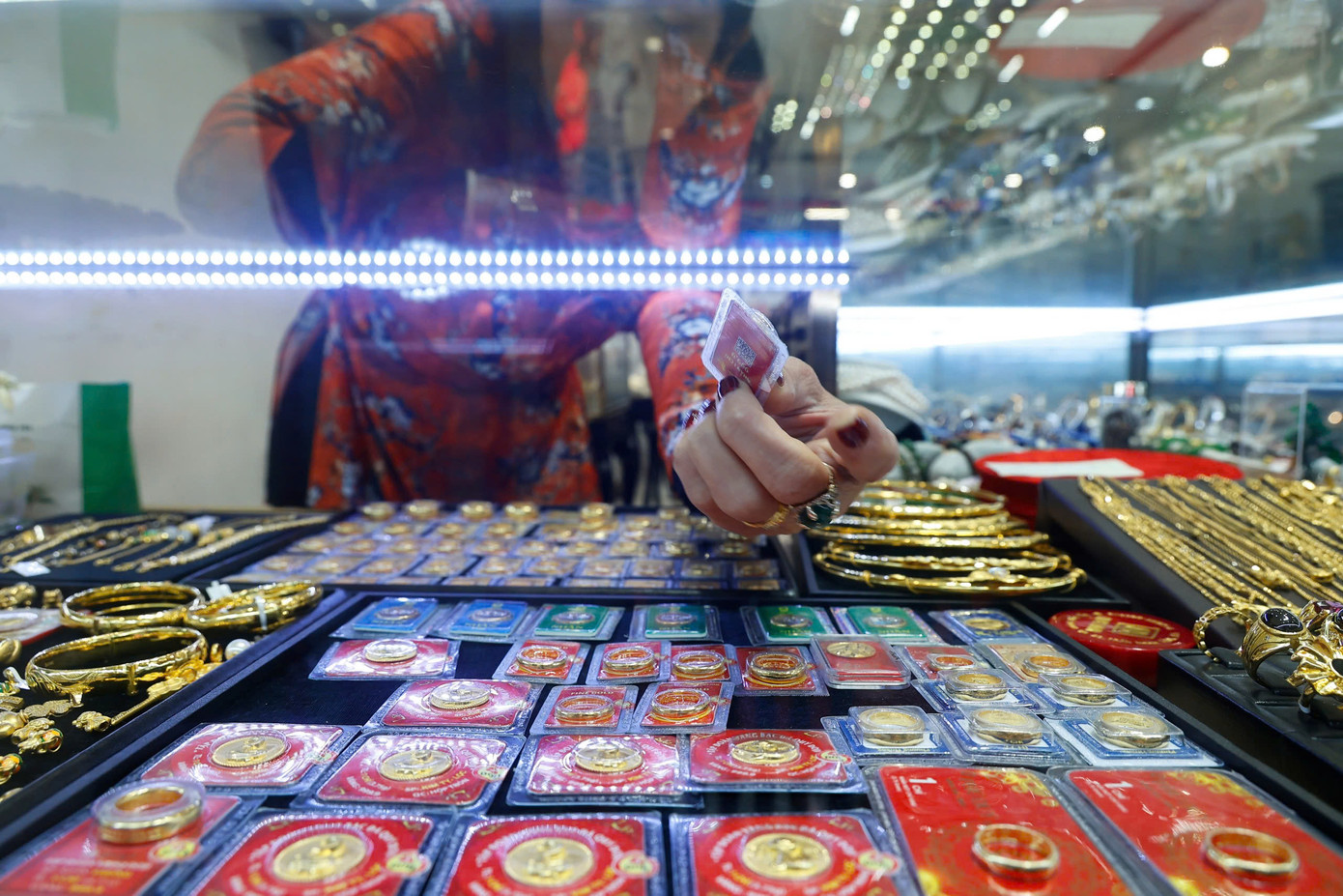 Giá vàng trong nước bỏ xa thế giới gần 20 triệu đồng/lượng.