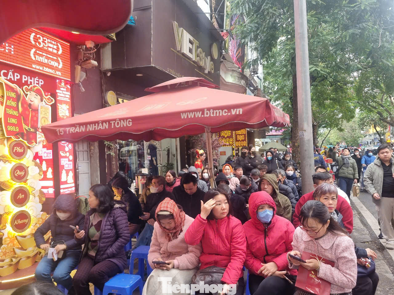 Người dân chờ mua vàng xuyên trưa ngày vía Thần tài (ảnh: N.M). Người dân chờ mua vàng xuyên trưa ngày vía Thần tài (ảnh: N.M).