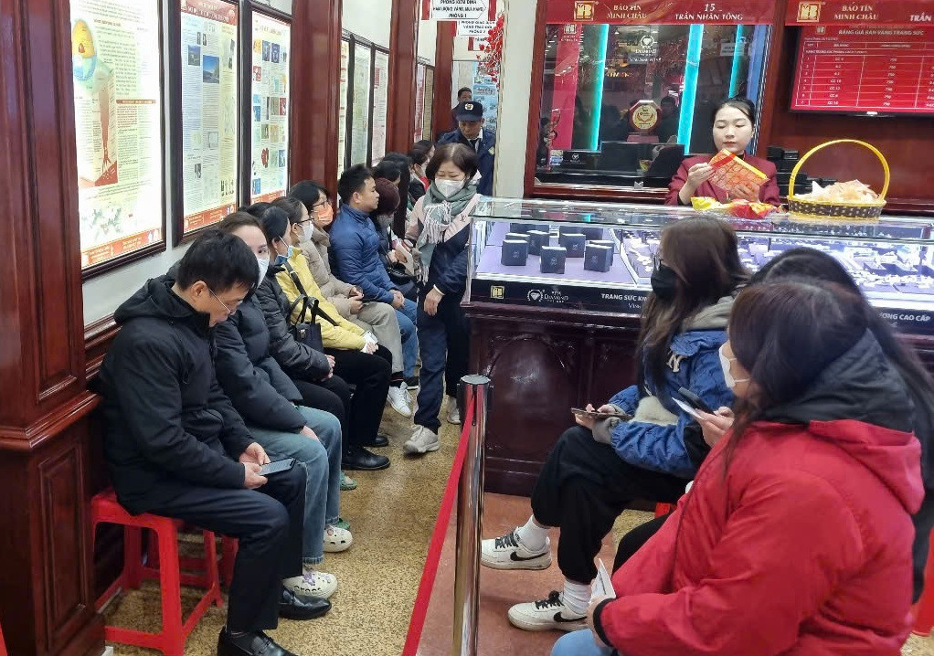 Người dân xếp hàng mua vàng nhẫn tại cửa hàng trên phố Trần Nhân Tông - Hà Nội.