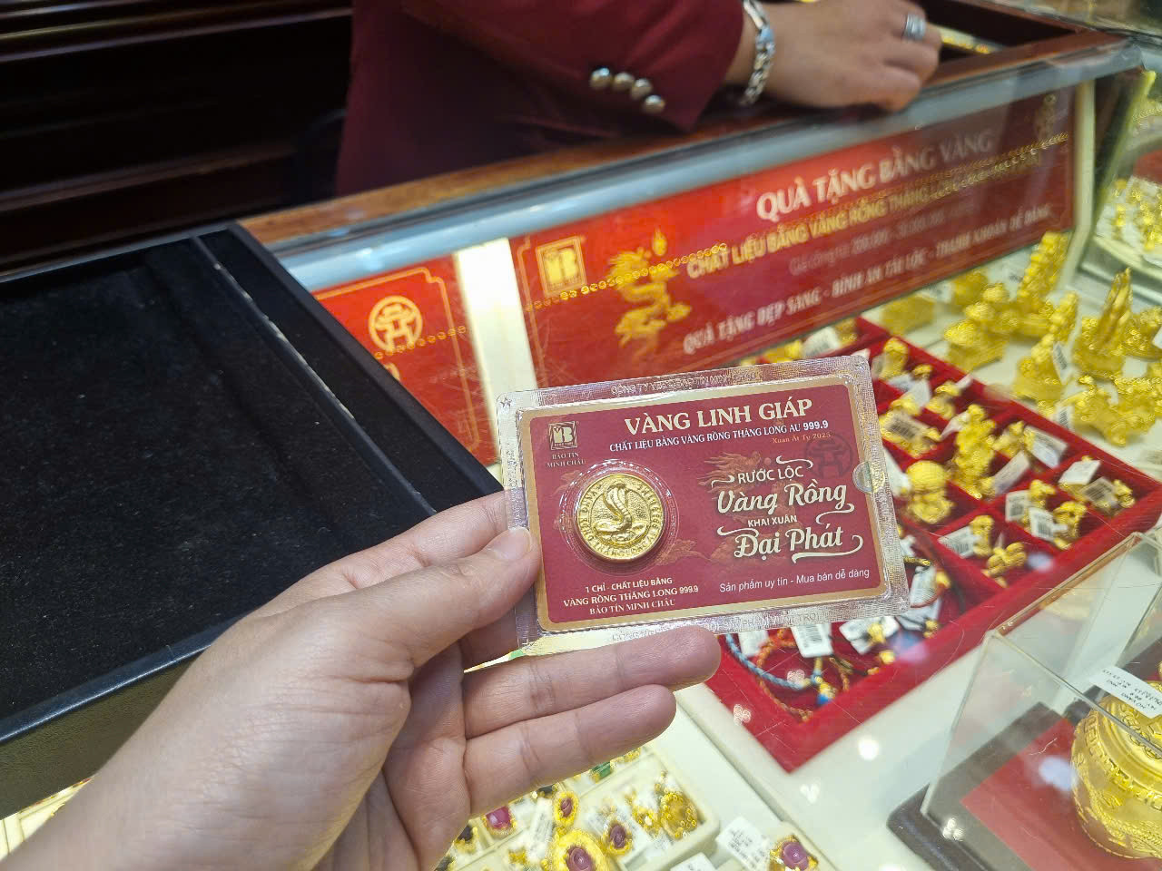 Nhiều người chọn mua vàng ép vỉ linh vật vì không mua được vàng nhẫn (ảnh: N.M). Nhiều người chọn mua vàng ép vỉ linh vật vì không mua được vàng nhẫn (ảnh: N.M).