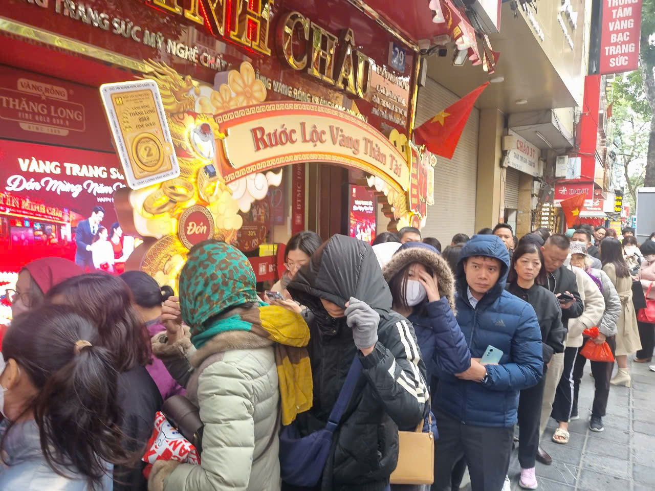 Người dân xếp hàng trên phố Trần Nhân Tông (Hà Nội) sáng 4/2 (ảnh: N.M). Người dân xếp hàng trên phố Trần Nhân Tông (Hà Nội) sáng 4/2 (ảnh: N.M).