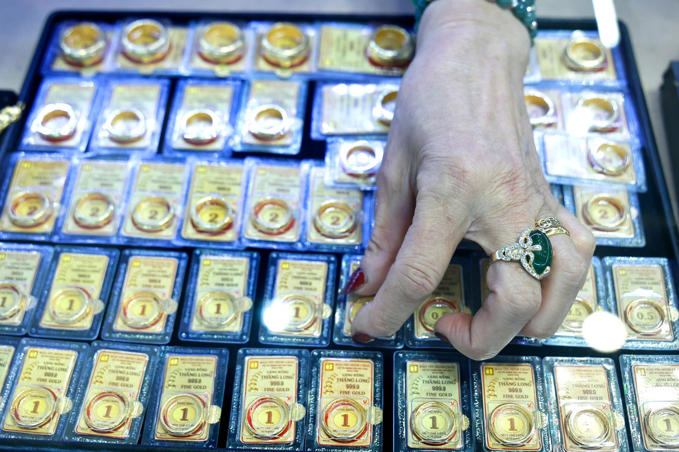 Giá vàng nhẫn tiến sát đỉnh cũ (ảnh: Như Ý). Giá vàng nhẫn tiến sát đỉnh cũ (ảnh: Như Ý).