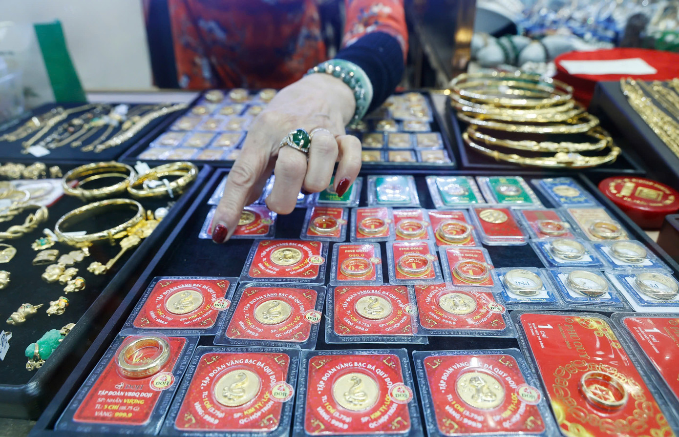 Giá vàng miếng SJC và vàng nhẫn tăng cao kỷ lục ngày hôm nay.