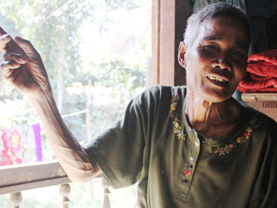 Già làng Pả Chiên kể chuyện “rừng ma” . Già làng Pả Chiên kể chuyện “rừng ma”