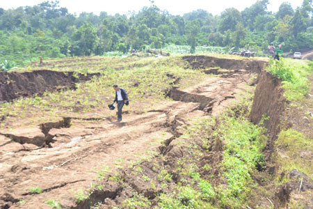 Quang cảnh như vừa trải qua trận động đất