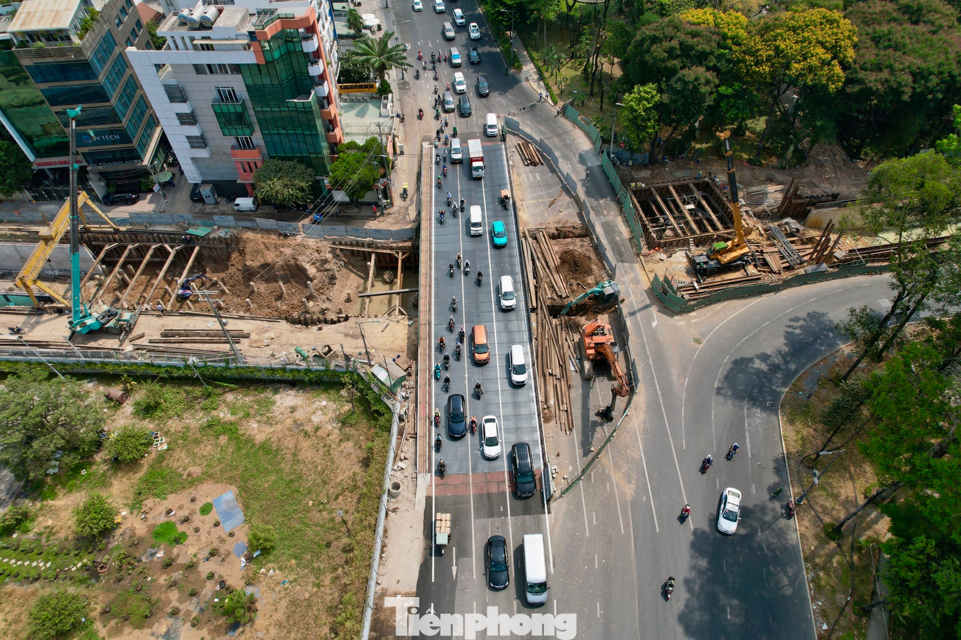 Hiện nay, dự án đã đạt khoảng 50% khối lượng. Riêng hạng mục hầm chui tại nút giao Phan Thúc Duyện - Trần Quốc Hoàn đạt hơn 65% khối lượng.