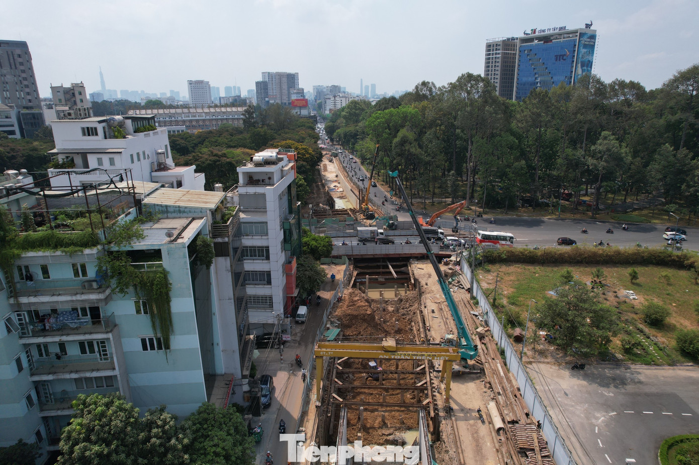 Chủ đầu tư cho biết, hiện tại các đơn vị phấn đấu hoàn thành hầm chui đầu tuyến trước ngày 30/7, hầm chui còn lại sẽ hoàn thành vào cuối tháng 12 năm nay theo đúng tiến độ đề ra.