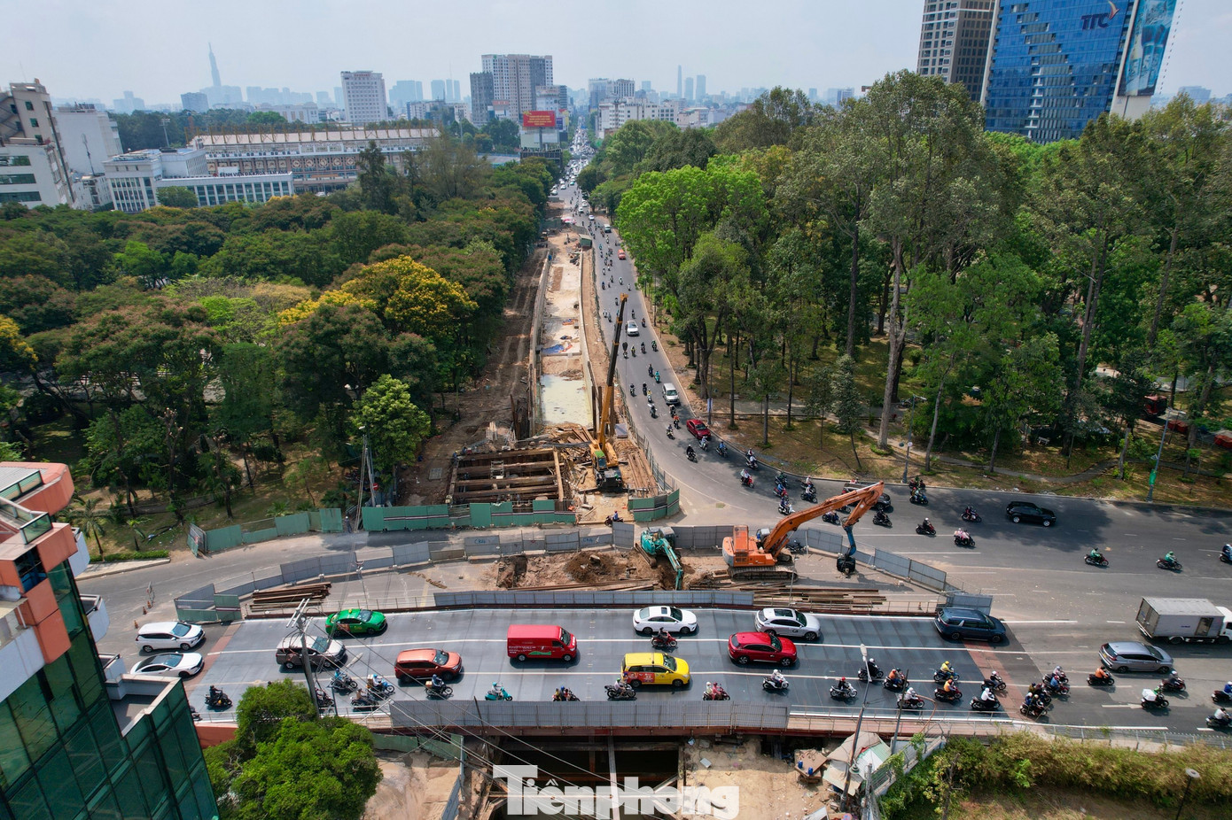 Dự án xây dựng đường nối Trần Quốc Hoàn - Cộng Hòa (quận Tân Bình) dài hơn 4km với tổng vốn đầu tư hơn 4.800 tỷ đồng. Dự án sẽ kết nối nhà ga T3 - cảng HKQT Tân Sơn Nhất nhằm giảm ùn tắc khu vực cửa ngõ sân bay Tân Sơn Nhất.