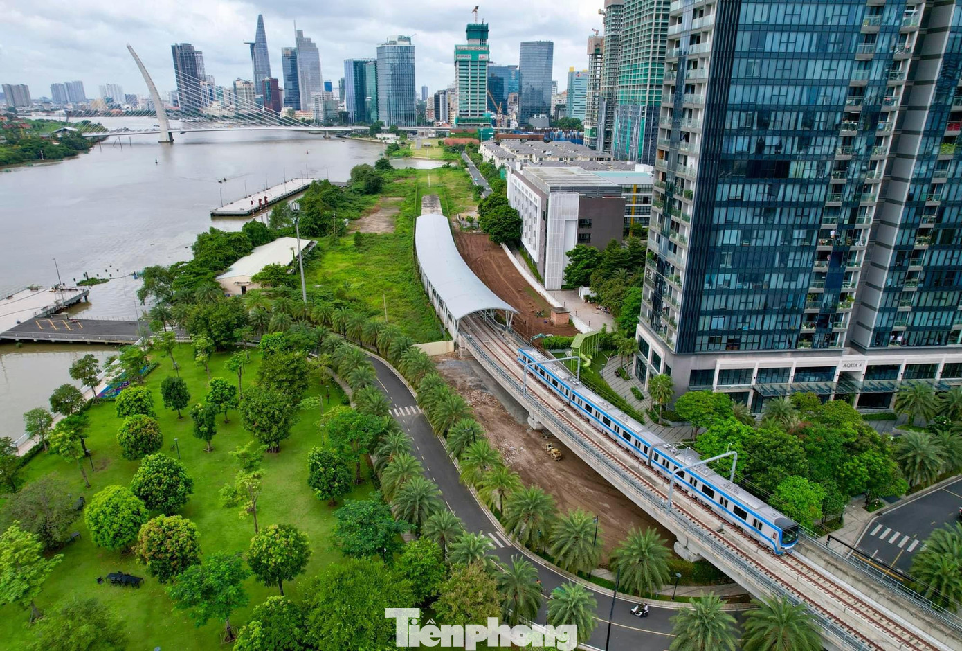Công trình có đoạn đi ngầm dài 2,6 km qua 3 ga và đoạn đi trên cao dài 17,1 km qua 11 ga.