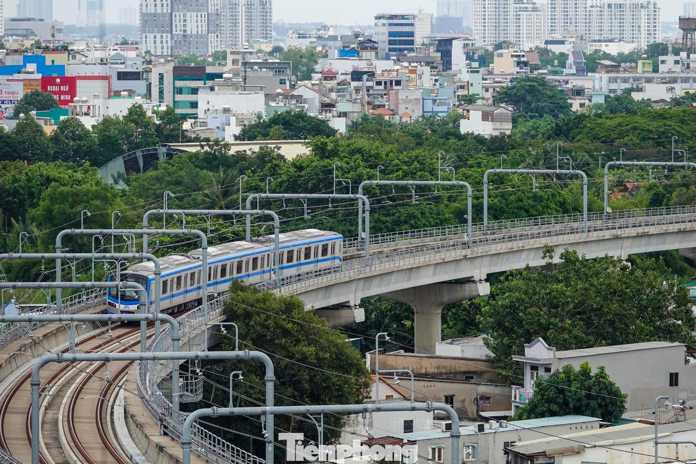 Hiện, các nhà thầu đang gấp rút hoàn thiện tuyến metro số 1 TPHCM, sẵn sàng đẩy nhanh tiến độ, vận hành thương mại vào cuối năm nay.