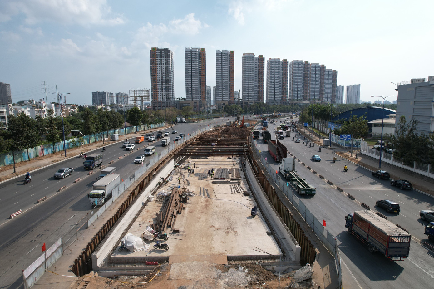 Nút giao thông An Phú (TP. Thủ Đức) có tổng mức đầu tư 3.408 tỷ đồng. Đây là một trong những dự án giao thông khu vực cửa ngõ được chờ đợi giúp giảm ùn tắc cho điểm đầu cao tốc TPHCM - Long Thành - Dầu Giây và tuyến đường vào cảng Cát Lái.