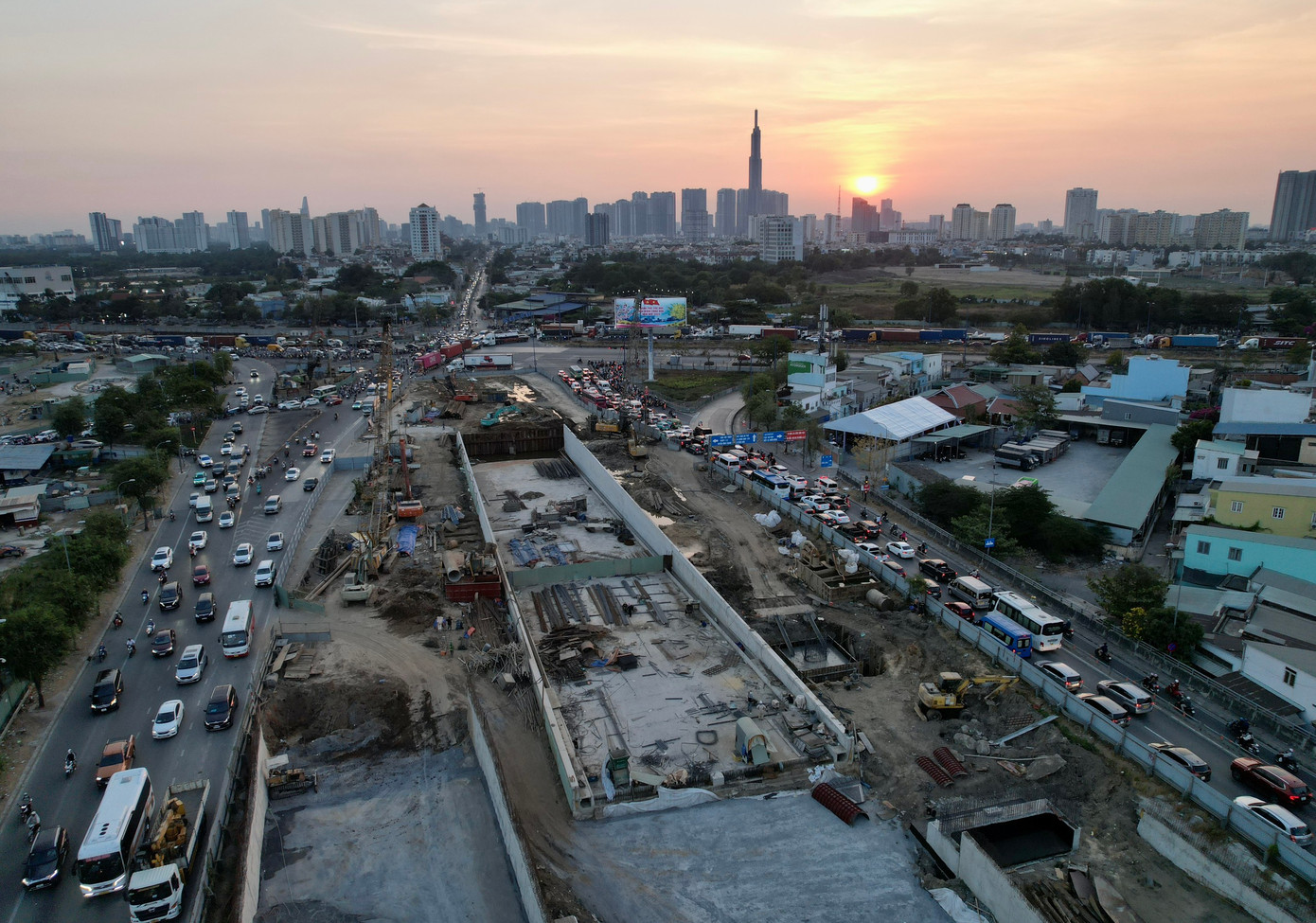 Nút giao thông An Phú có thiết kế 3 tầng với hầm chui 2 chiều nối cao tốc TPHCM - Long Thành - Dầu Giây với trục đường Mai Chí Thọ (phía hầm Thủ Thiêm), kéo dài qua nút giao Mai Chí Thọ - Đồng Văn Cống. Quy mô mặt cắt ngang phần đường 10-12 làn xe, phần hầm 4 làn xe chạy hai chiều, các cầu vượt mỗi nhánh 2 làn xe.