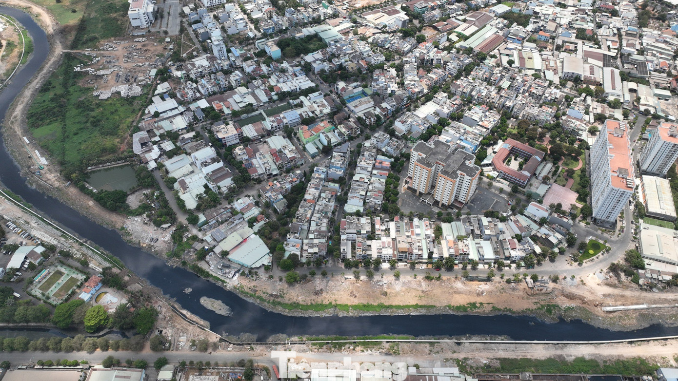 Dự án xây dựng hạ tầng và cải tạo môi trường kênh Tham Lương - Bến Cát - Rạch Nước Lên đi qua địa bàn 7 quận, huyện gồm: Bình Chánh, 12, Bình Tân, Tân Phú, Tân Bình, Gò Vấp, Bình Thạnh với chiều dài toàn tuyến gần 32km.