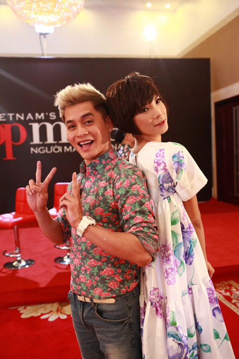 Xuân Lan nhí nhảnh bên chuyên gia trang điểm Nam Trung