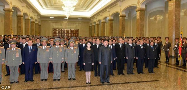 Đệ nhất phu nhân Triều Tiên Ri Sol Ju tái xuất trong lễ tưởng niệm 2 năm ngày mất của nhà lãnh đạo Kim Jong Il. Ảnh: AP. 