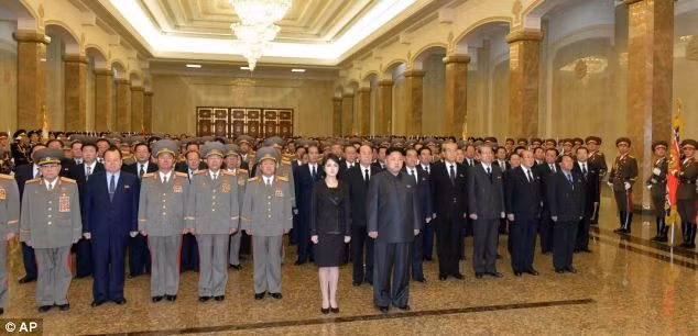 Đệ nhất phu nhân Triều Tiên Ri Sol Ju tái xuất trong lễ tưởng niệm 2 năm ngày mất của nhà lãnh đạo Kim Jong Il. Ảnh: AP. 