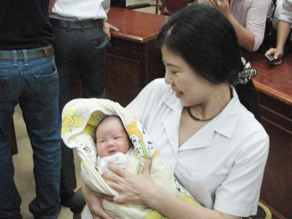 Bác sỹ Trần Thị Tuyết Lan - Trưởng Khoa sản 2 bế cháu Trường. Ảnh: Lãng Phong