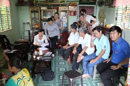 Đại diện cơ quan đoàn thể địa phương đến chứng kiến và lập biên bản vụ việc. Ảnh: Thanh Niên. Đại diện cơ quan đoàn thể địa phương đến chứng kiến và lập biên bản vụ việc. Ảnh: Thanh Niên