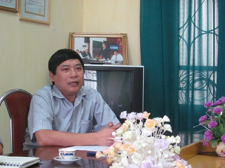 Ông Đào Thiện Tiến, PGĐ bệnh viện Đa khoa Hà Đông trao đổi với PV về sự việc bệnh nhân H. phải vái lạy bác sỹ. Ảnh L.L