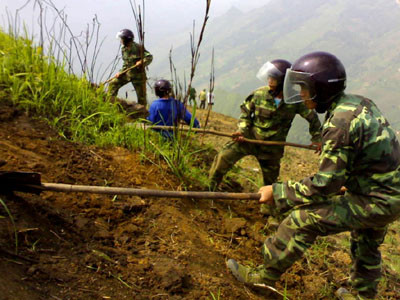 Chiến sỹ công binh làm nhiệm vụ tại xã Bản Qua, huyện Bát Xát. Chiến sỹ công binh làm nhiệm vụ tại xã Bản Qua, huyện Bát Xát