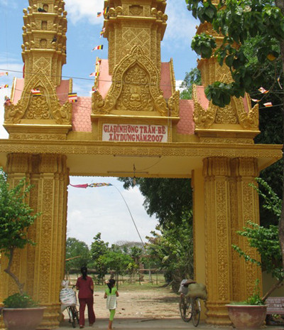 Cổng ra vào của chùa Giồng Lớn khắc chữ ghi tên ông Trầm Bê