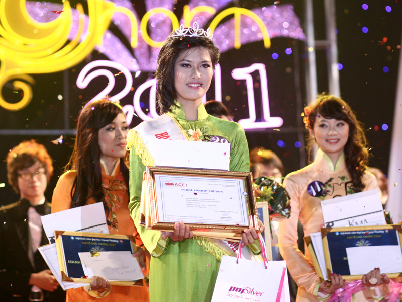 Hoa Khôi Thùy Linh còn đoạt giải nhất ở phần thi Thương trường