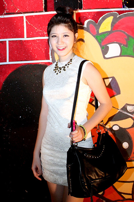 An Japan cũng diện váy trắng đến dự tiệc của trường