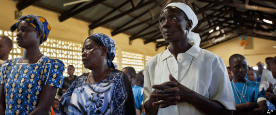Các thành viên của giáo đoàn cầu nguyện cho ông Obama đắc cử tại Giáo hội Công giáo St. Richard ở Kogelo, tây Kenya vào hôm chủ nhật, 4-11