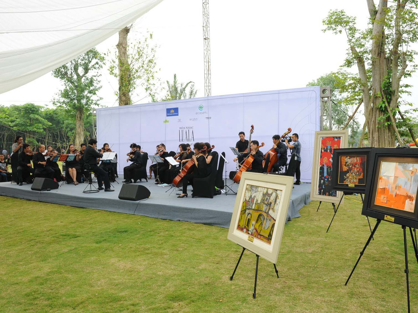 Ngoài âm nhạc, khán giả còn có thể chiêm ngưỡng nhiều tác phẩm tranh sơn dầu trong lúc ban nhạc nghỉ giải lao