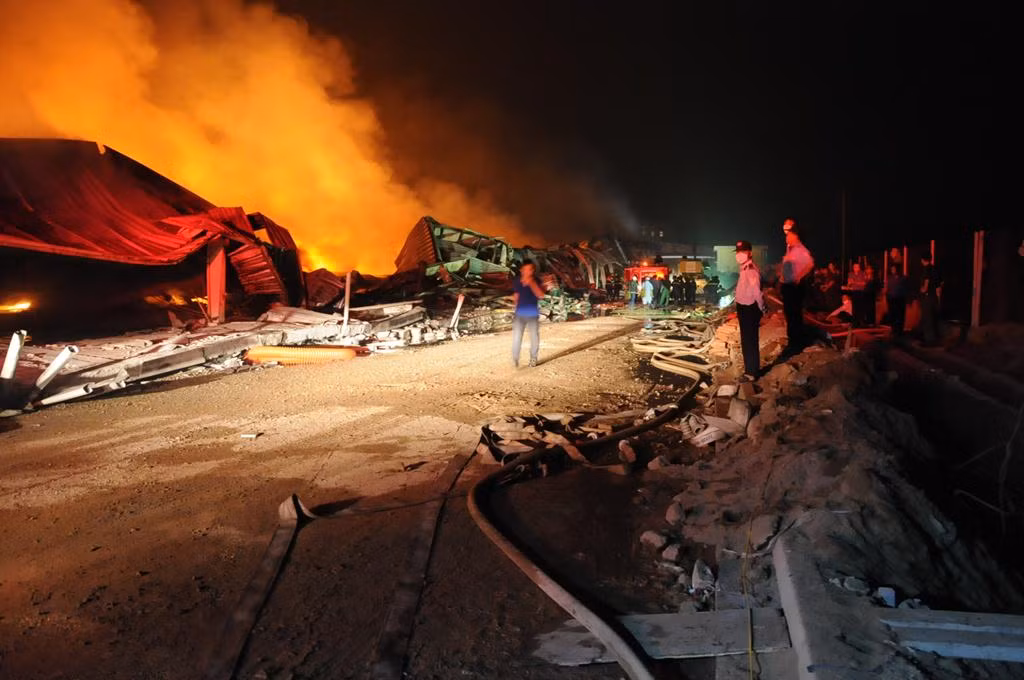 Khói bốc ngùn ngụt, cao hàng chục mét