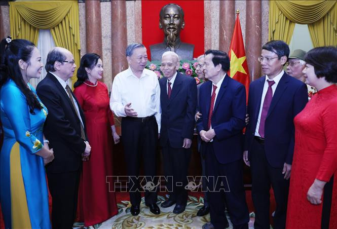 Tổng Bí thư, Chủ tịch nước Tô Lâm với các cán bộ từng phục vụ Chủ tịch Hồ Chí Minh tại Phủ Chủ tịch giai đoạn 1954 - 1969. Ảnh: Lâm Khánh/TTXVN