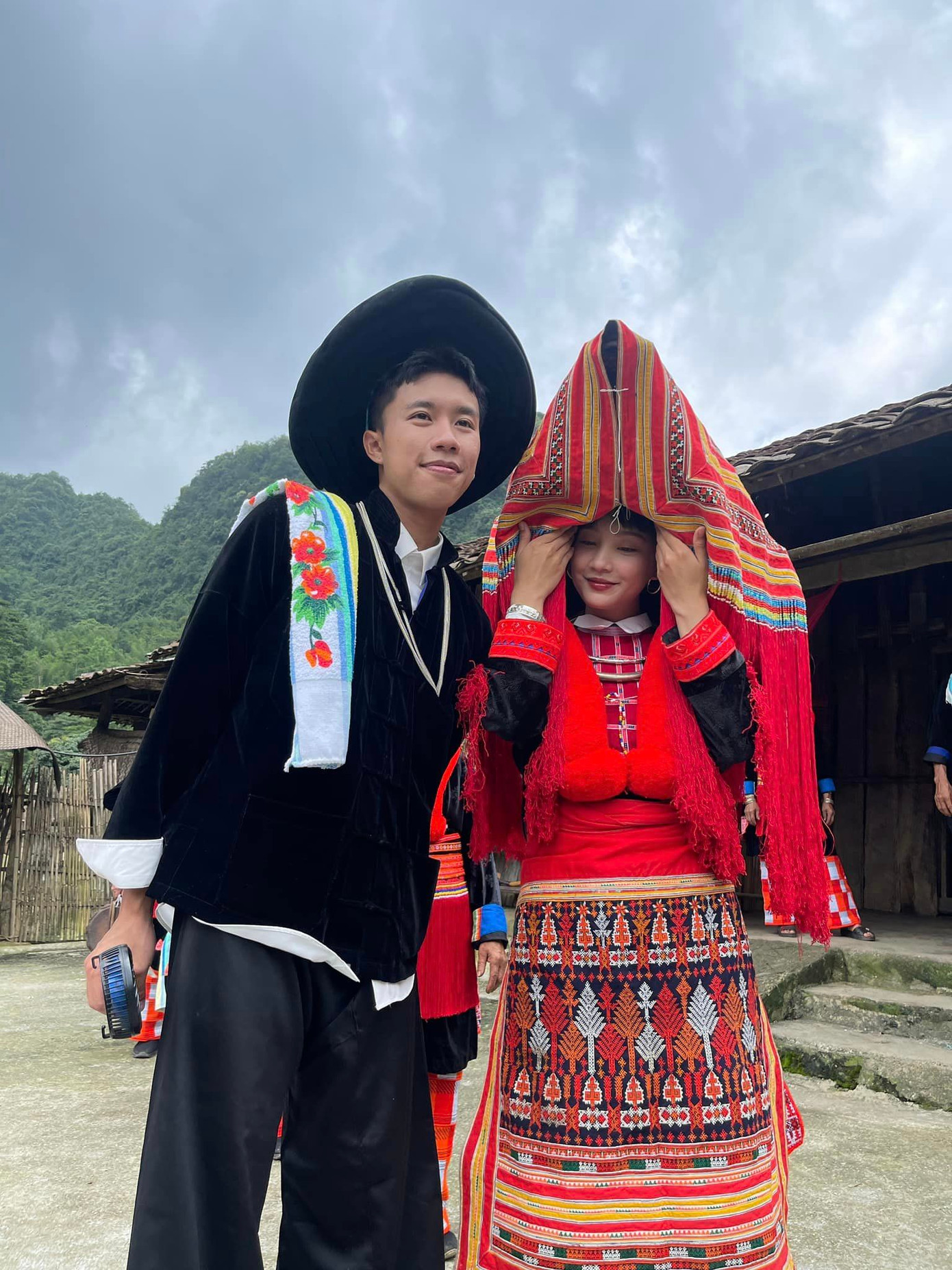 Thu Hà nhận nhiều chỉ trích khi đảm nhận vai Pu trong phim Đi giữa trời rực rỡ. Thu Hà nhận nhiều chỉ trích khi đảm nhận vai Pu trong phim Đi giữa trời rực rỡ.