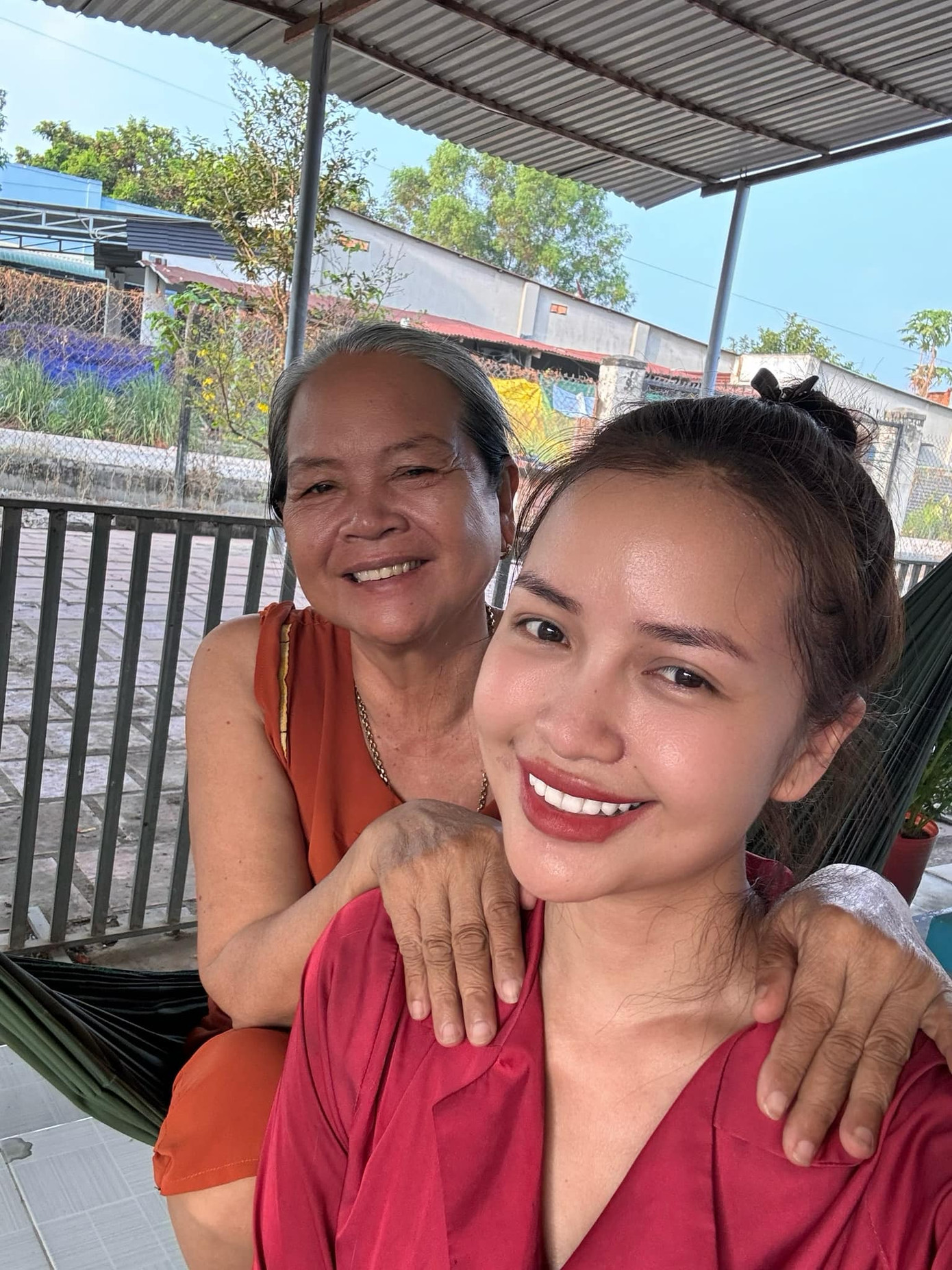 Những hình ảnh cuối bên mẹ được Hoa hậu Ngọc Châu chia sẻ.