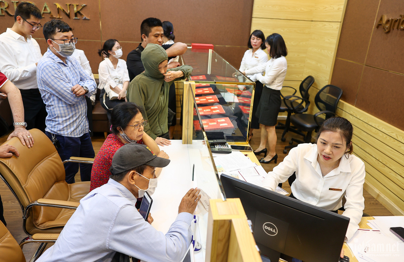 Những ngày đầu ngân hàng mở bán, người dân xếp hàng mua vàng. Ảnh: Phạm Hải.