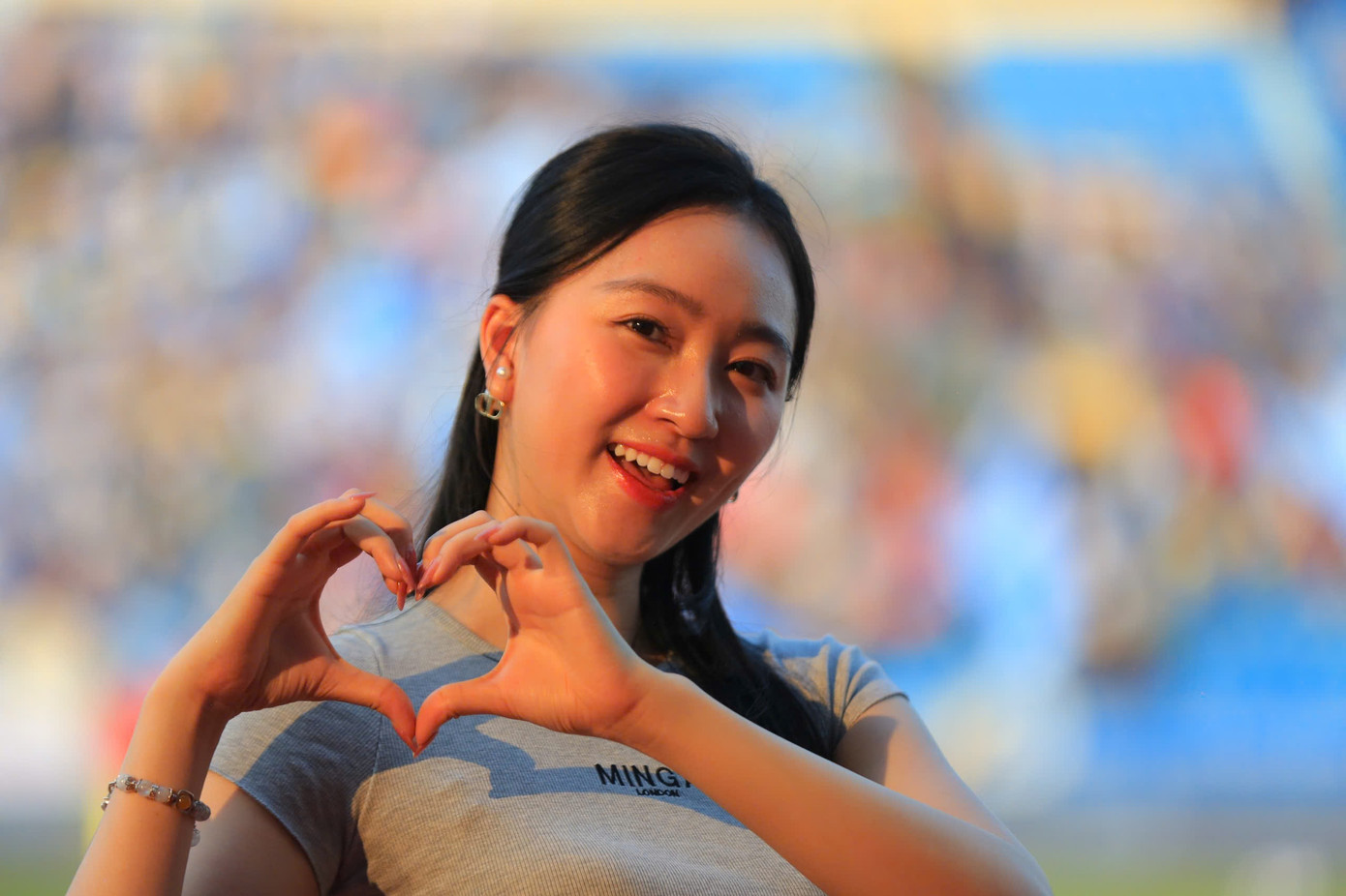 Người đẹp Kim Trà My hồi hộp khi CLB Thép Xanh Nam Định và Đông Á Thanh Hóa chuẩn bị bước vào thi đấu chính thức. “Tôi cổ vũ cho cả hai CLB, hy vọng họ sẽ cống hiến cho khán giả những pha bóng đẹp mắt, lối chơi kỹ thuật. Dù Thép Xanh Nam Định hay Đông Á Thanh Hóa giành Siêu cúp, tôi tin rằng họ hoàn toàn xứng đáng. Vốn dĩ đây là trận đấu của những người hùng”, người đẹp Kim Trà My chia sẻ.